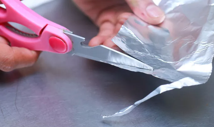 Alüminyum folyoları keserek körleşmiş bıçakların yeniden keskinleşmesini sağlayın
