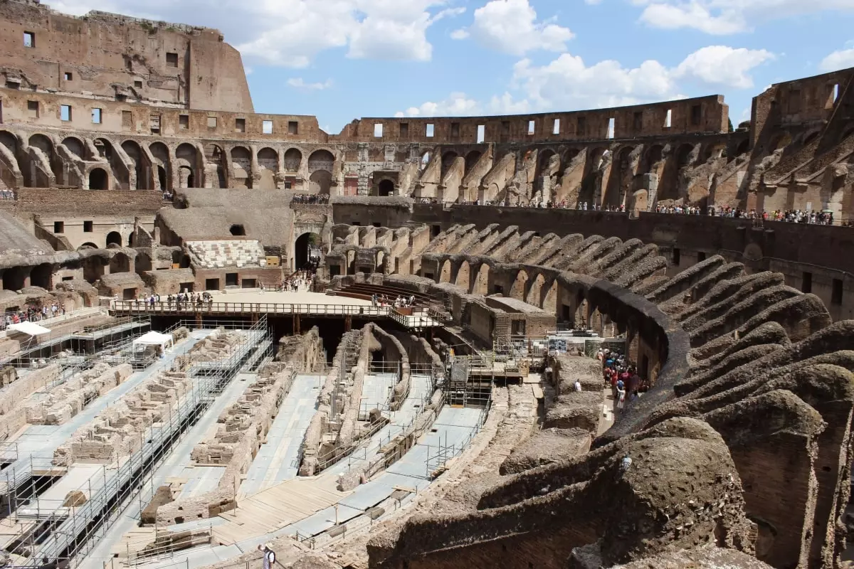 Roma'nın simgesi Kolezyum'a isim kazıyan turist aranıyor.