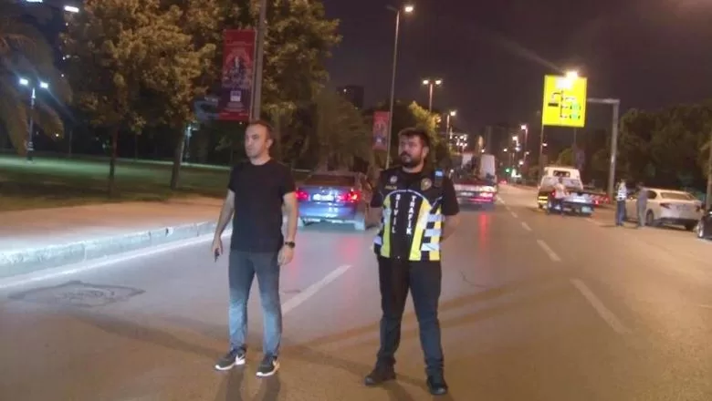 Alkollü Sürücünün İlginç İsteği : "Cezamı ödeyin bende konuşayım" Trafik Denetleme ekipleri tarafından hız yapan araçlara yönelik trafik denetimleri gerçekleşti. Denetimlere takılan bir alkollü sürücünün muhabirlere sunduğu teklifse herkesi şaşırttı.