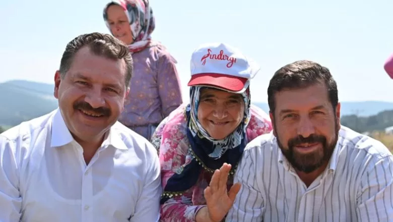 Balıkesir Büyükşehir Belediye Başkanı Kornişon Hasatında