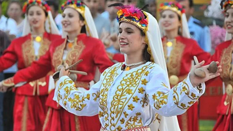 Balıkesir Gömeç’te Halk Oyunları Kursu Başlıyor!Gömeç Belediyesi bünyesinde gerçekleşecek olan Halk Oyunları Kursu kayıtları başladı...