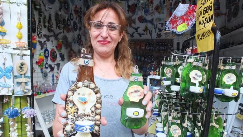 Bir Geri Dönüşüm Hikayesi : Balıkesir'de Atık Şişeler Hediyelik Eşya Oluyor. Burhaniye ilçesinde, atık şişelerden yapılan hediyelikler ilgi gördü. Rüya Yıldız soda, meyve suyu ve bira şişelerinden yapılan mumlukların ilgi gördüğünü anlattı. 