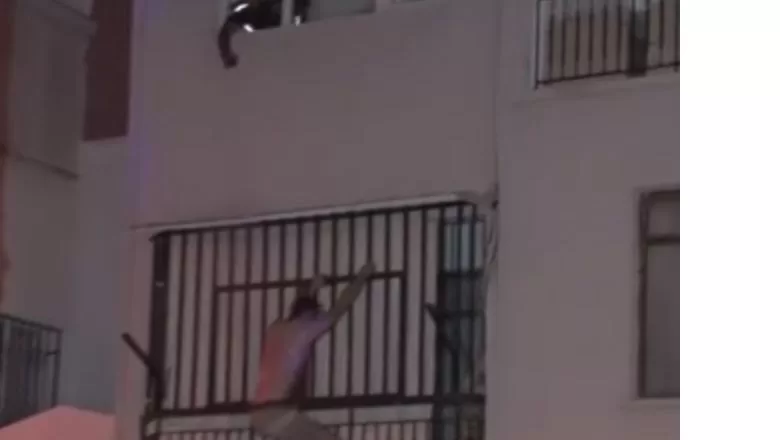 Kendini Eve Kilitledi Direndi Ama Olmadı