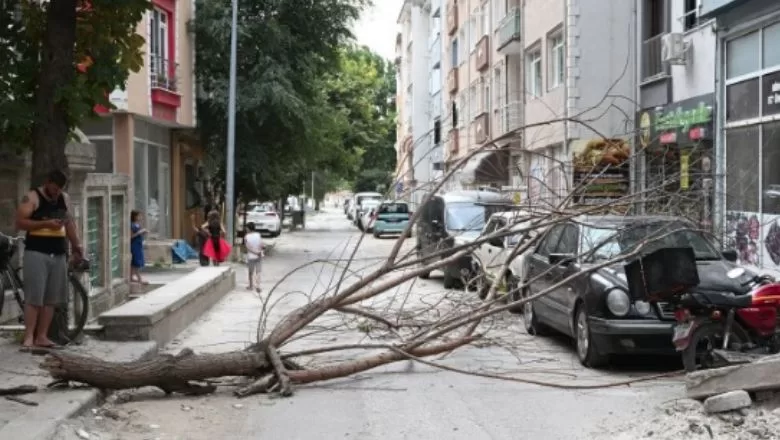 Sağanak Yağış Yolları Göle Çevirdi