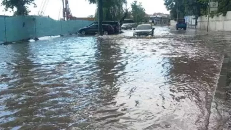 Sağanak Yağış Yolları Göle Çevirdi